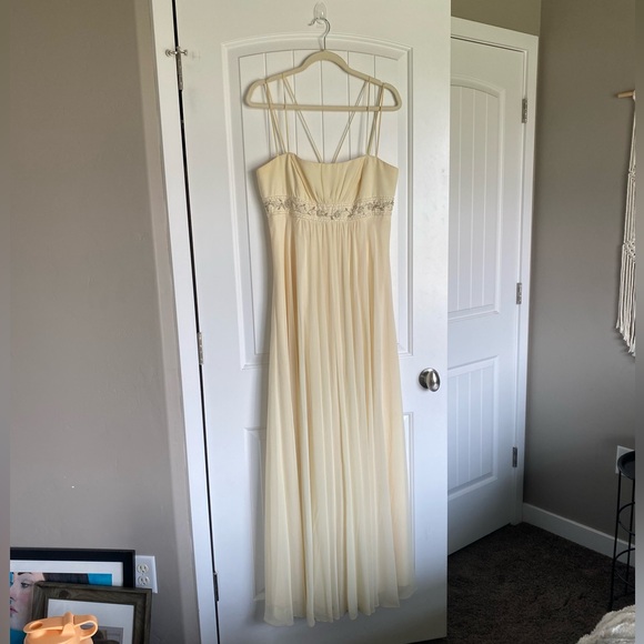 Light Yellow David’s Bridal Empire-Waist dress 00’s style - Picture 2 of 10